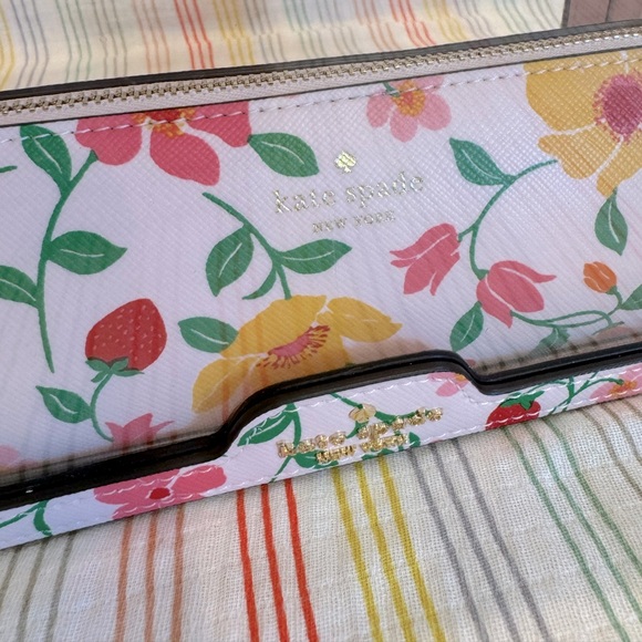 Kate Spade Set of 2 Cosmetic Case Madison Strawberry Garden Travel Toiletry NWT - Picture 6 of 8